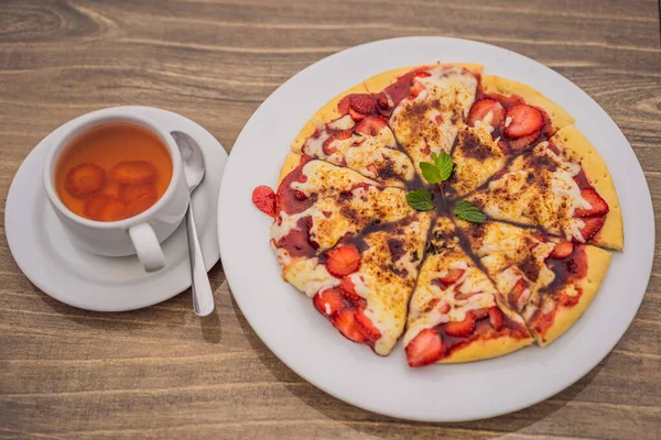 Finom strawberry pizza a balinéz trópusi jellegű háttér. Bali szigetén, Indonézia — Stock Fotó