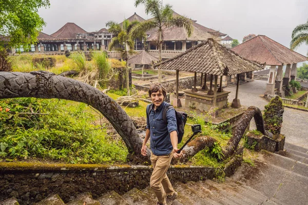 Man turista elhagyatott és titokzatos szálloda Bedugul. Indonézia, Bali sziget. Bali utazási koncepció — Stock Fotó