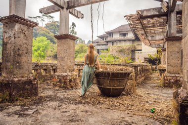 Bedugul 'da terk edilmiş ve gizemli bir otelde kalan kadın turist. Endonezya, Bali Adası. Bali Seyahat Konsepti
