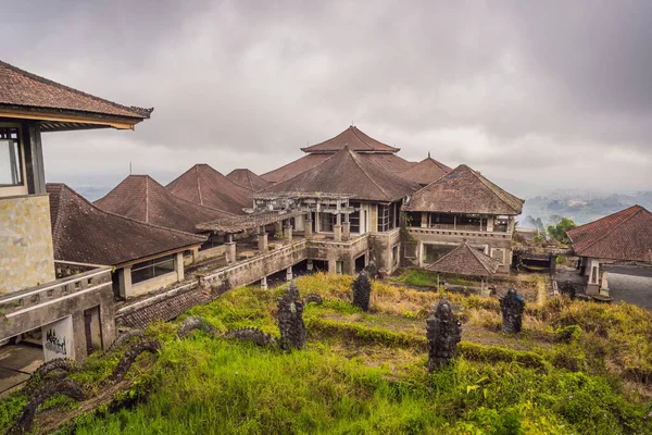 Hotel abandonado y misterioso en Bedugul. Indonesia, Isla de Bali —  Fotos de Stock