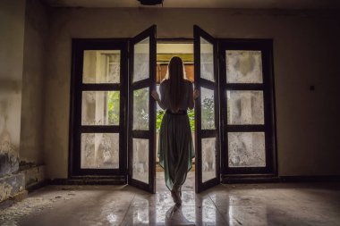 Bedugul 'da terk edilmiş ve gizemli bir otelde kalan kadın turist. Endonezya, Bali Adası. Bali Seyahat Konsepti