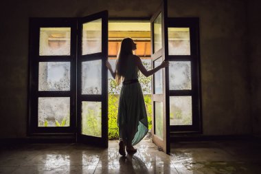 Bedugul 'da terk edilmiş ve gizemli bir otelde kalan kadın turist. Endonezya, Bali Adası. Bali Seyahat Konsepti