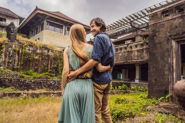 Pareja feliz enamorada en un hotel abandonado y misterioso en Bedugul. Indonesia, isla de Bali. Luna de miel en Bali —  Fotos de Stock