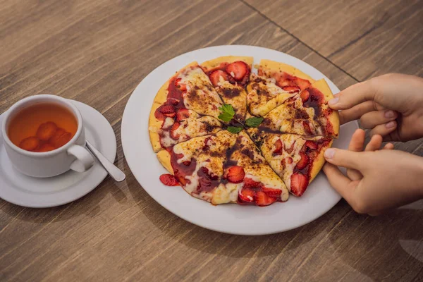 Kvinne som spiser deilig jordbærpizza med balinesisk tropisk bakgrunn. Bali, Indonesia – stockfoto