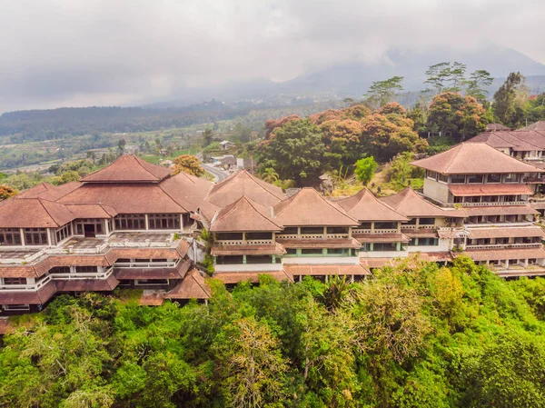 Forladt og mystisk hotel i Bedugul. Indonesien, Bali Island - Stock-foto