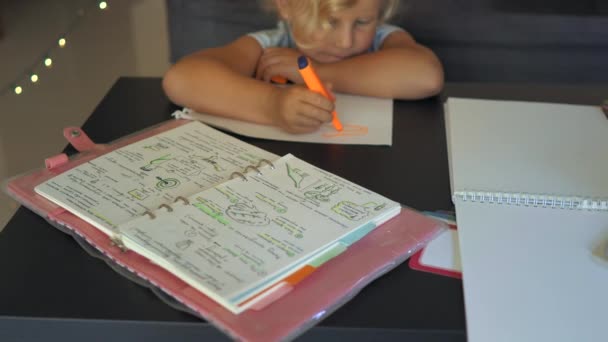 Einen Notizblock eines Hauslehrers oder einer Mutter, die ihre Kinder zu Hause unterrichtet. Konzept Hausaufgabenbetreuung — Stockvideo