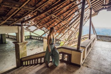 Bedugul 'da terk edilmiş ve gizemli bir otelde kalan kadın turist. Endonezya, Bali Adası. Bali Seyahat Konsepti