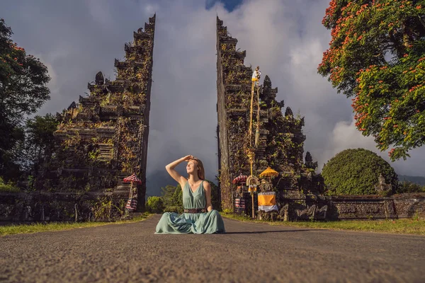 Touristin spaziert durch das traditionelle balinesische Hindutor candi bentar in der Nähe von bedugul, Insel Bali im Bratan-See in Indonesien. Urlaub auf Bali — Stockfoto
