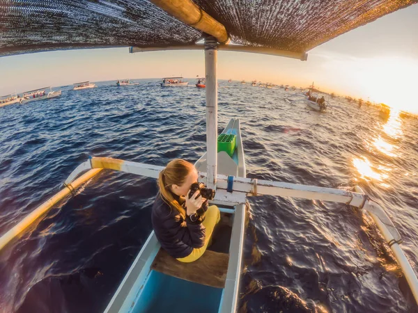 Junge Reisende trifft Morgendämmerung im Meer auf einem Boot — Stockfoto