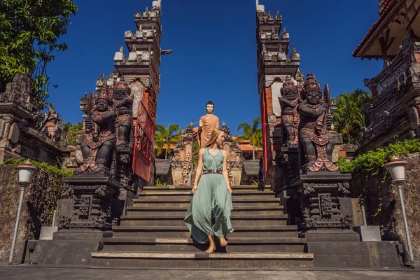 Joven turista en templo budista Brahma Vihara Arama Banjar Bali, Indonesia — Foto de Stock