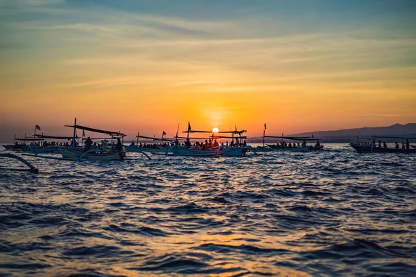 Endonezya, Bali 'de sabah güneşi. Geleneksel balıkçı tekneleri Bali, Endonezya Bali, Endonezya, 17 Ağustos 2019