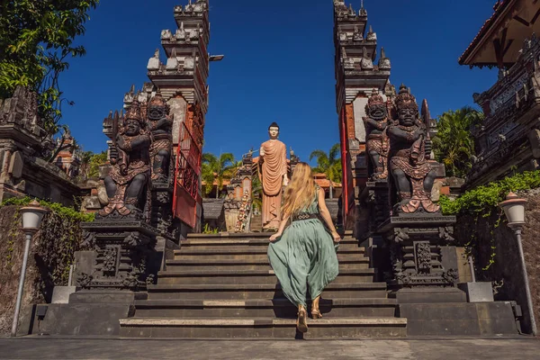 Νεαρή γυναίκα τουρίστρια στο βουδιστικό ναό Brahma Vihara Arama Banjar Bali, Ινδονησία — Φωτογραφία Αρχείου