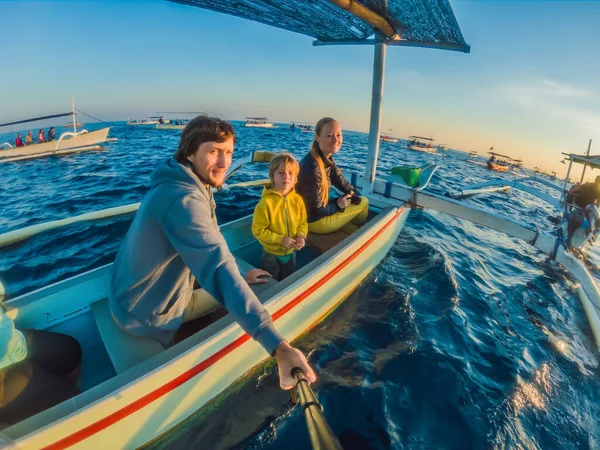 Felice famiglia viaggiatori incontra l'alba nel mare su una barca — Foto Stock