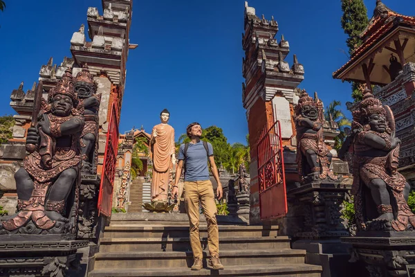 Joven turista en templo budista Brahma Vihara Arama Banjar Bali, Indonesia — Foto de Stock