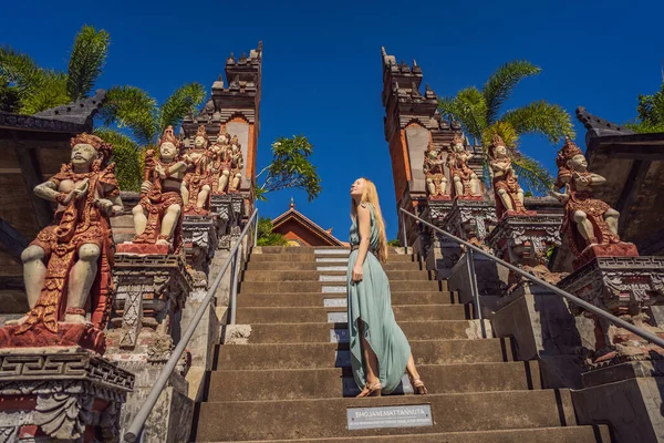 Jovem turista no templo budista Brahma Vihara Arama Banjar Bali, Indonésia — Fotografia de Stock