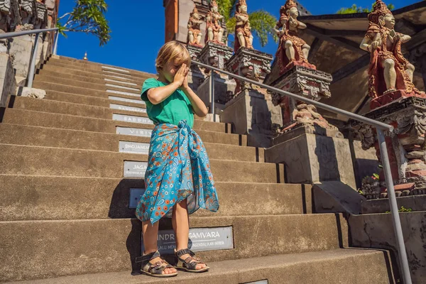 Joven turista en templo budista Brahma Vihara Arama Banjar Bali, Indonesia — Foto de Stock