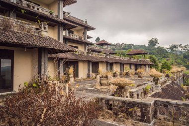 Bedugul 'da terk edilmiş ve gizemli bir otel. Endonezya, Bali Adası
