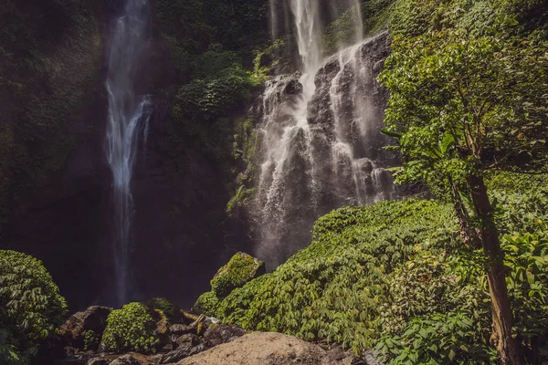 Bela cachoeira tropical Sekumpul em Bali, Indonésia — Fotografia de Stock