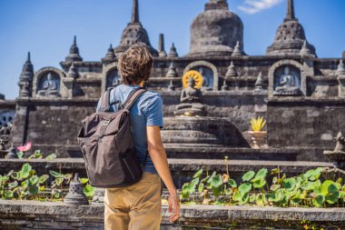 Budist tapınağındaki genç adam Brahma Vihara Arama Banjar Bali, Endonezya