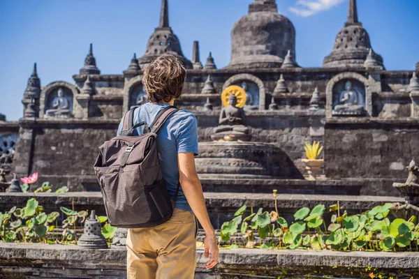Young man tourist in budhist temple Brahma Vihara Arama Banjar Bali, Indonesia — ストック写真