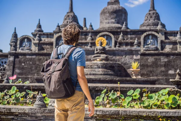 Budist tapınağındaki genç adam Brahma Vihara Arama Banjar Bali, Endonezya — Stok fotoğraf