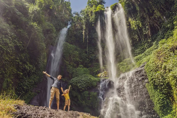 Pai e filho nas cachoeiras Sekumpul em selvas na ilha de Bali, Indonésia. Bali Travel Concept — Fotografia de Stock