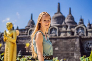 Budist tapınağındaki genç kadın turist Brahma Vihara Arama Banjar Bali, Endonezya