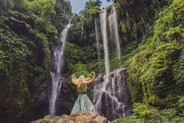 Mulher de vestido turquesa nas cachoeiras Sekumpul em selvas na ilha de Bali, Indonésia. Bali Travel Concept — Fotografia de Stock