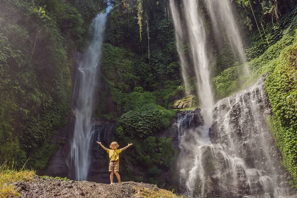 Menino nas cachoeiras Sekumpul em selvas na ilha de Bali, Indonésia. Bali Travel Concept — Fotografia de Stock