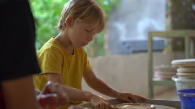 Çanak çömlek ustası sınıfındaki bir çocuğun yakın çekimi.