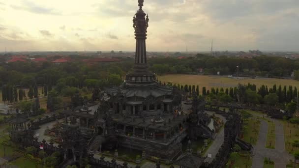 Aerial shot of the Bajra Sandhi Monument in the center of Denpasar city on the Bali island, also known as a historical monument to the struggles of the Balinese people for independence from the Dutch — ストック動画