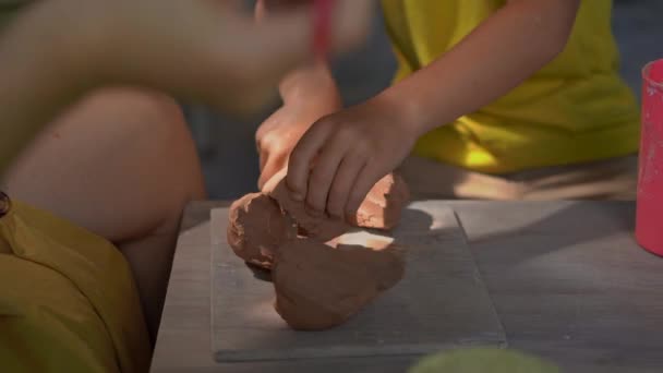 Close-up shot van een jongen op een aardewerk master class — Stockvideo