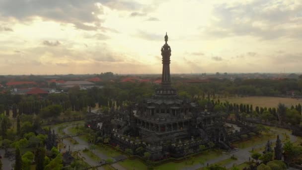 Aerial shot of the Bajra Sandhi Monument in the center of Denpasar city on the Bali island, also known as a historical monument to the struggles of the Balinese people for independence from the Dutch — ストック動画
