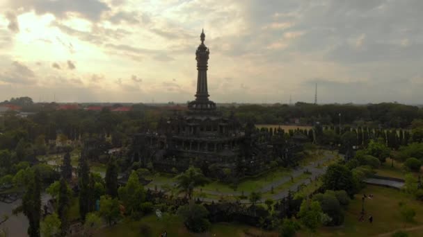 Aerial shot of the Bajra Sandhi Monument in the center of Denpasar city on the Bali island, also known as a historical monument to the struggles of the Balinese people for independence from the Dutch — ストック動画