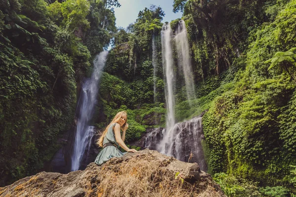 Femme en robe turquoise aux cascades de Sekumpul dans les jungles de l'île de Bali, Indonésie. Bali Travel Concept — Photo