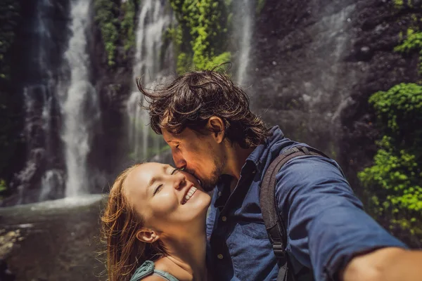 Casal amoroso nas cachoeiras Sekumpul em selvas na ilha de Bali, Indonésia. Bali Travel Concept — Fotografia de Stock