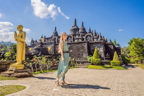 Νεαρή γυναίκα τουρίστρια στο βουδιστικό ναό Brahma Vihara Arama Banjar Bali, Ινδονησία — Φωτογραφία Αρχείου