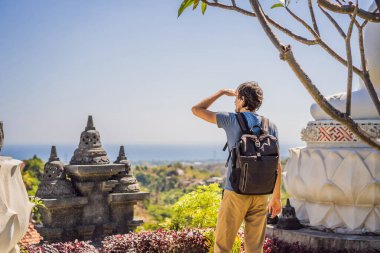 Budist tapınağındaki genç adam Brahma Vihara Arama Banjar Bali, Endonezya