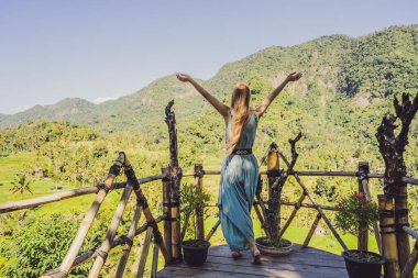 Bali 'nin tropikal ormanlarında yaşayan genç bir turist. Orman ve dağ. Bali Seyahat Konsepti