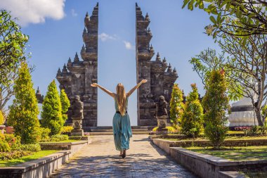 Budist tapınağındaki genç kadın turist Brahma Vihara Arama Banjar Bali, Endonezya