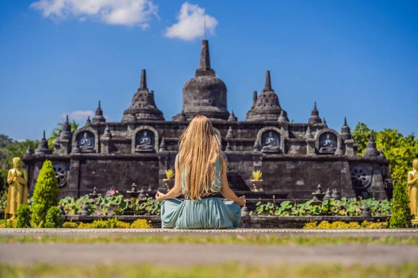 Junge Touristin im buddhistischen Tempel brahma vihara arama banjar bali, Indonesien — Stockfoto