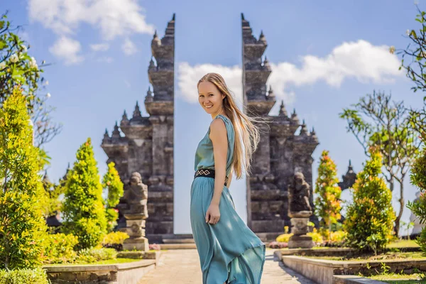 Jovem turista no templo budista Brahma Vihara Arama Banjar Bali, Indonésia — Fotografia de Stock