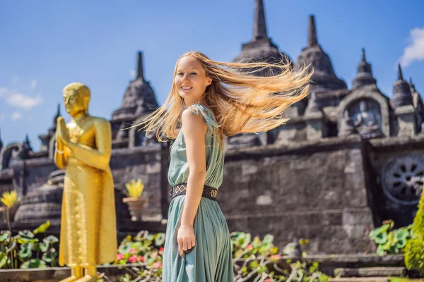 Jovem turista no templo budista Brahma Vihara Arama Banjar Bali, Indonésia — Fotografia de Stock