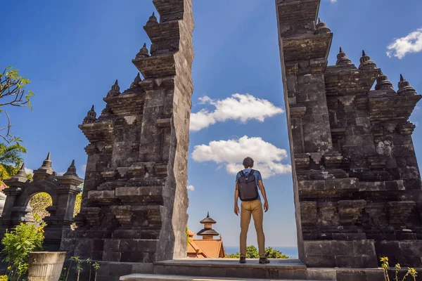 Joven turista en templo budista Brahma Vihara Arama Banjar Bali, Indonesia — Foto de Stock