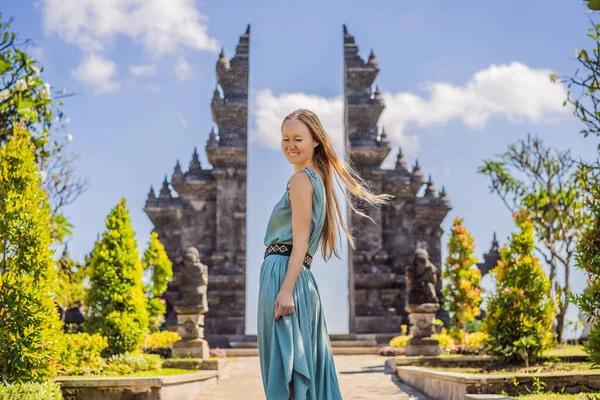 Jovem turista no templo budista Brahma Vihara Arama Banjar Bali, Indonésia — Fotografia de Stock