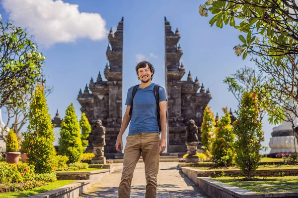 Turysta w buddyjskiej świątyni Brahma Vihara Arama Banjar Bali, Indonezja — Zdjęcie stockowe