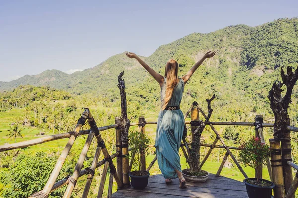 Mujer joven turista en el fondo de la selva tropical de Bali. Bosque y montaña. Concepto de viaje de Bali —  Fotos de Stock