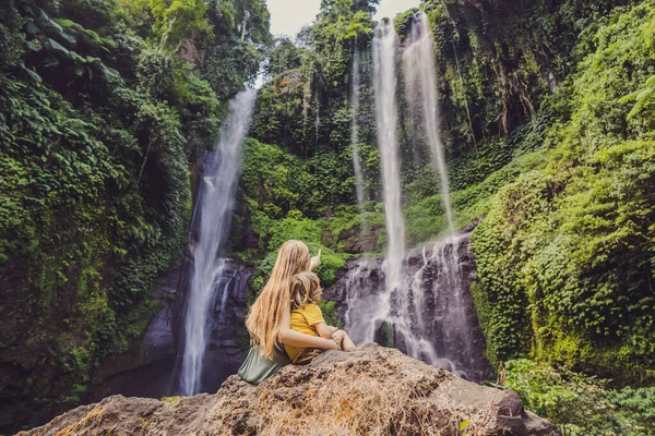 Mather e filho nas cachoeiras Sekumpul em selvas na ilha de Bali, Indonésia. Bali Travel Concept — Fotografia de Stock