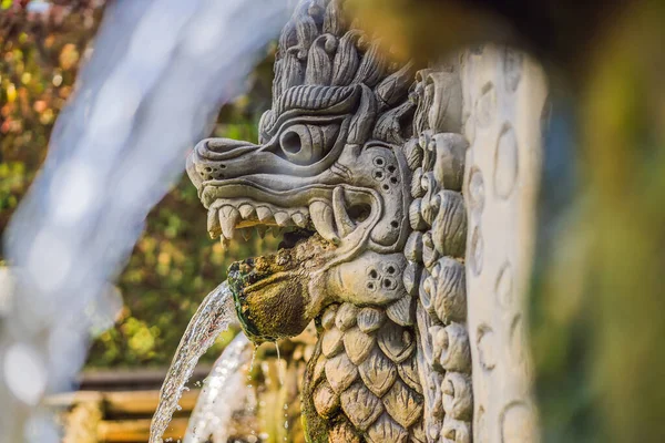 温泉水がバンジャール、バリ、インドネシアの温泉で彫像の口から解放されます。 — ストック写真