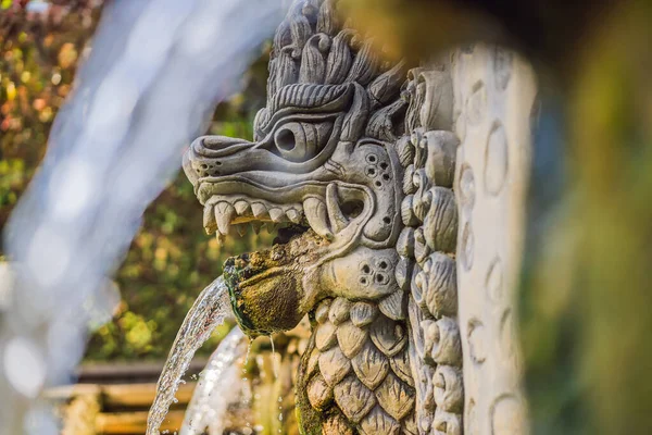 Termal su ağzından heykel Kaplıcalar banjar, bali, Endonezya, serbest